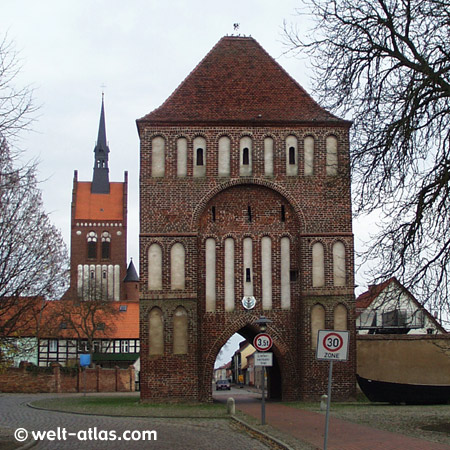 Anklamer Tor und St.-Marien-Kirche in Usedom