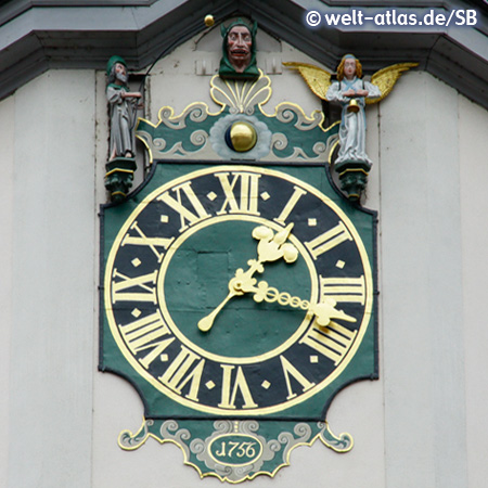 Die Kunstuhr mit Schnapphans-Figur am Turm des Rathauses von Jena