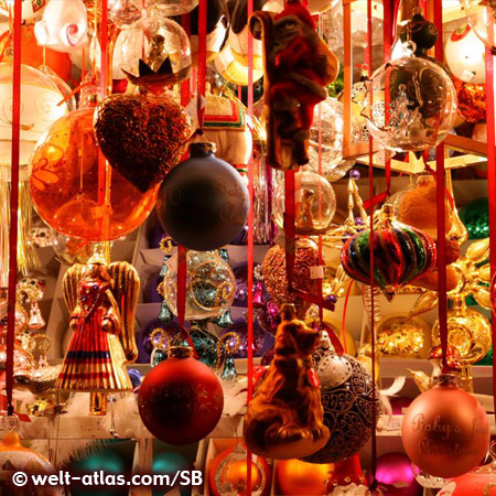 Lichterglanz und bunte Kugeln auf dem Nürnberger Christkindlesmarkt, traditionsreicher Weihnachtsmarkt in Franken