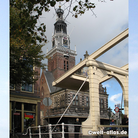 Turm des Käsemuseums in Alkmaar und historische Klappbrücke