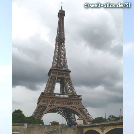 Der Eiffelturm, erbaut zur Weltausstellung 1889 in Paris