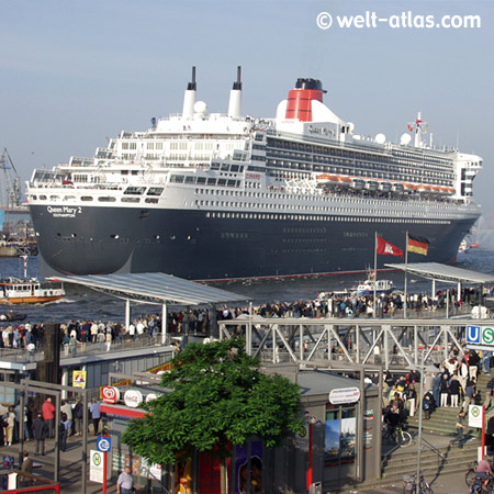 Queen Mary 2, Landungsbrücken, Hamburg, Schaulustige, buntes Treiben