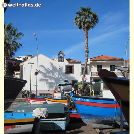 Fischerboote am Hafen von Câmara de Lobos, auch heute noch Fischerort, Bananen- und Weinanbau oberhalb des Ortes