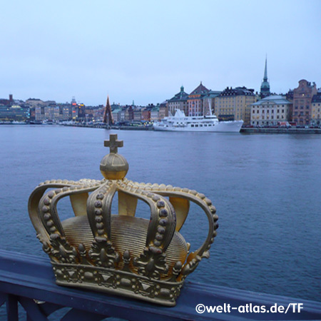 Blick auf Stockholmer Hafen und Tyska kyrkan (Deutsche Kirche), Krone auf der Skeppsholmsbron-Brücke