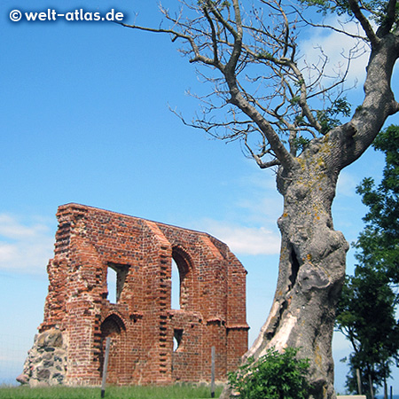 Kirchenruine von Trzęsacz (Hoff) nach ständigem Abbruch der Steilküste an der polnischen Ostsee, ein beliebtes Motiv des Males Feininger 
