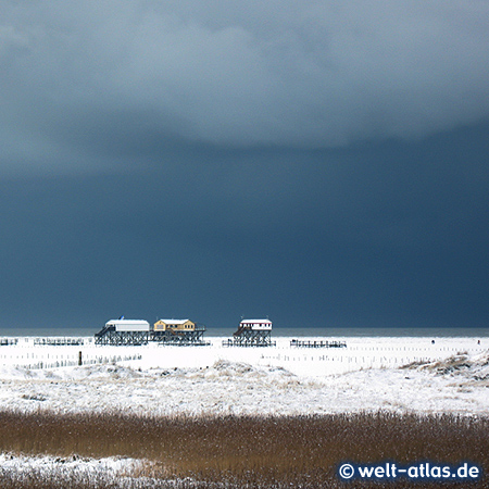 Dramatischer Himmel und Wolkenbildung im Winter in St. Peter-Ording, Bilck über das Vorland und den Strand auf die Pfahlbauten am Meer- 2011 - die Pfahlbauten feiern 100-jährigen Geburtstag