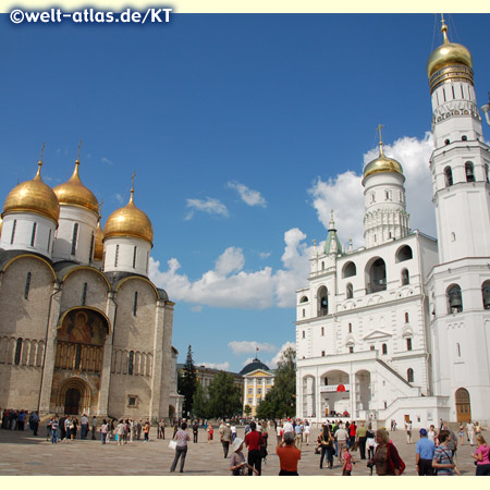 Kathedralenplatz im Moskauer Kreml, zu den Kathedralen gehören die Mariä-Entschlafens-Kathedrale und rechts die Erzengel-Michael-Kathedrale mit dem Glockenturm Iwan der Große