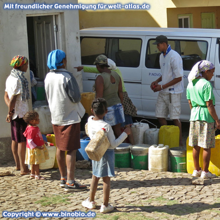 Im Ort Pico da Cruz auf der Insel Santo Antão findet gerade die Wasserverteilung statt, Frauen und Kinder stehen mit Kanistern bereit