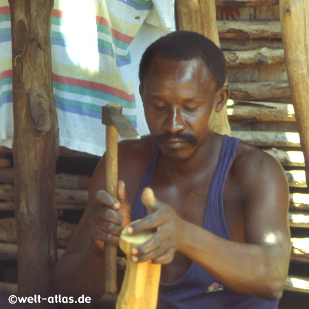 Kunsthandwerker bei der Arbeit, Kenia