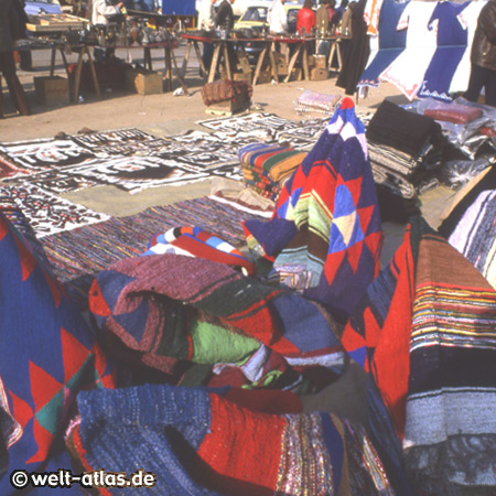 Farbenfrohe Teppiche auf einem Markt in Tunesien