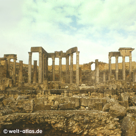 Römisches Theater in den Ruinen der antiken Stadt Dougga