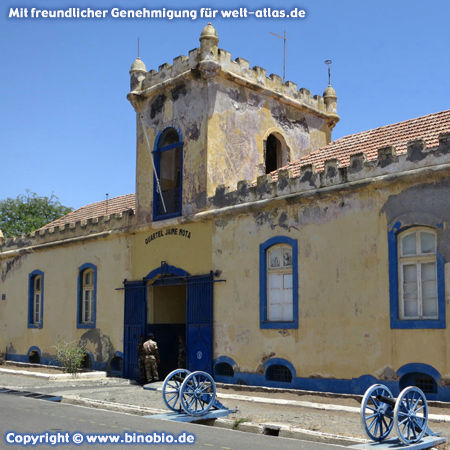 Kaserne Quartel Jaime Mota auf der Insel Santiago in der Altstadt der Hauptstadt Praia – Fotos: Reisebericht Kapverden, kapverden.binobio.de