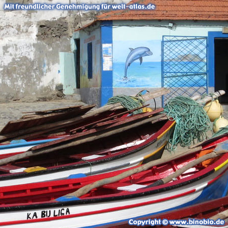 Bunte Fischerboote am Strand von Tarrafal, Santiago  – Fotos: Reisebericht Kapverden, kapverden.binobio.de