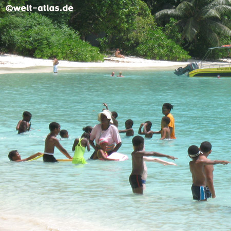 Kinder, Schwimmunterricht, Strand, Mahé, Seychellen