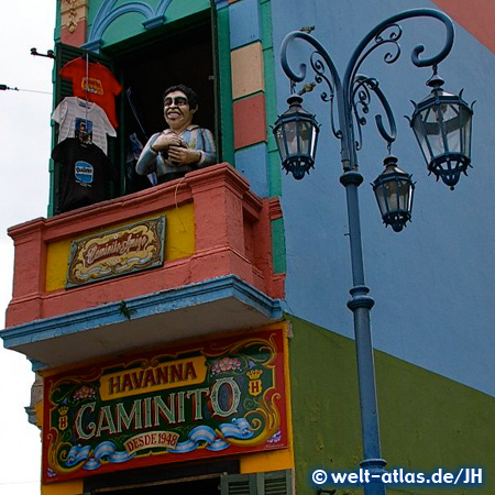 In der Calle Caminito im Stadtteil La Boca findet man viele farbenfrohe Häuser, Tangotänzer, offizielles Freilichtmuseum