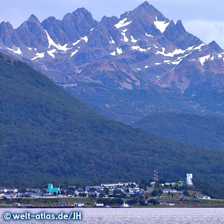 Blick auf Berge und Küstenlandschaft von Puerto Williams, Insel Navarino, Chile