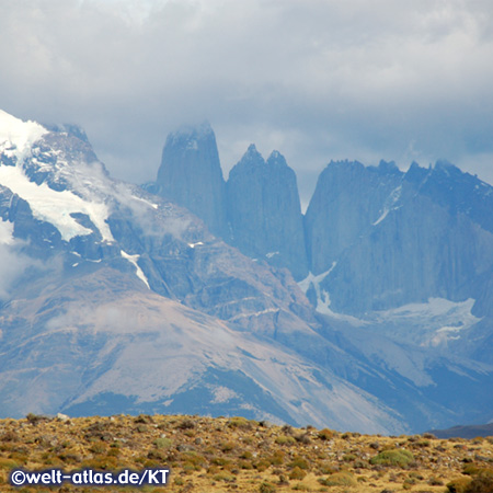 Das Massiv mit den fast 3000 m hohen Türmen "Los Torres del Paine" im Nationalpark Torres del Paine