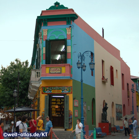 In der Calle Caminito im Stadtteil La Boca findet man viele farbenfrohe Häuser, Tangotänzer, offizielles Freilichtmuseum