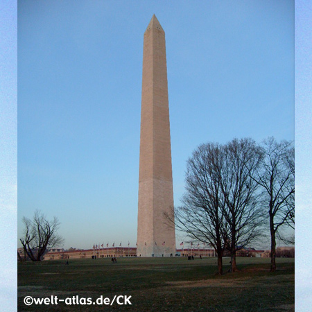 weißer Marmor-Obelisk im Abendlicht,Höhe 169,3 Meter