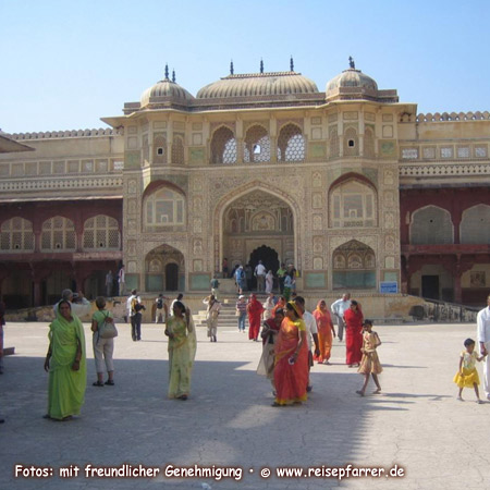 Amber Fort in Jaipur, Jaipur wrd auch "Pink City" genannt wegen der vielen rosafarbenen Fassaden, Hauptstadt von Rajasthan. Foto:© www.reisepfarrer.de