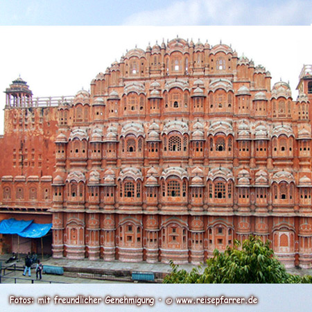 "Palace of Winds" at Jaipur, also called "Pink City" of RajasthanFoto:© www.reisepfarrer.de