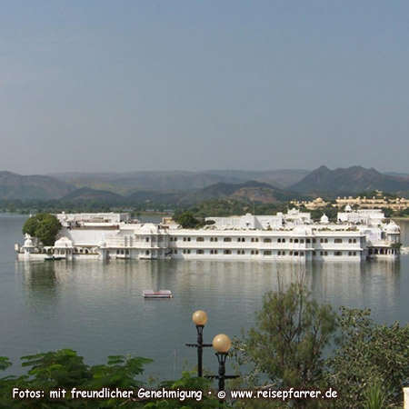 Lake Pichola, Lake Palace Hotel at Udaipur, RajasthanFoto:© www.reisepfarrer.de