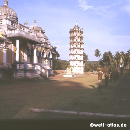 Shri Mangueshi Tempel in Goa mit siebenstöckigen Lampenturm im Hof