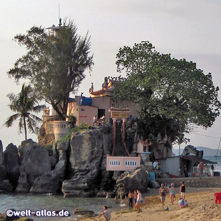 Felsen mit Cau Dinh Tempel und Leuchtturm in Duong Dong an der Mündung des Duong Dong River