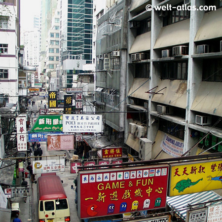 Schilderwald zwischen Hongkongs Hochhäusern