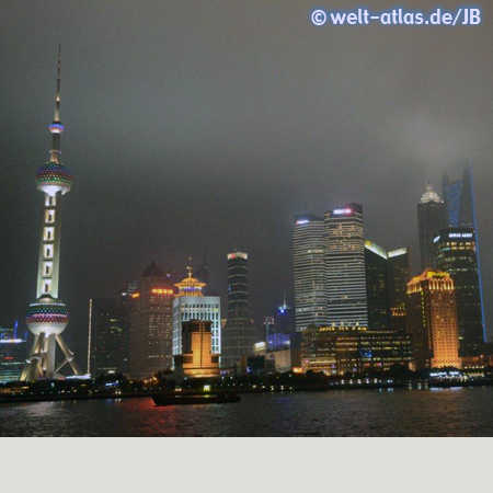 Pudong bei Nacht, Skyline mit Oriental Pearl Tower – Städtepartnerschaft Shanghai- Hamburg seit 1986