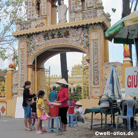 Eingangstor der Vinh Trang Pagode, der älteste buddhistische Tempel in der Region, fast wie ein Palast mit wunderschöner Gartenanlage