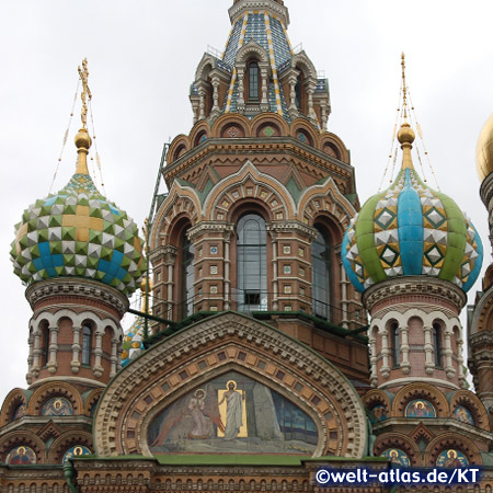 Die Zwiebeltürme der Christi-Auferstehungskirche St. Petersburg