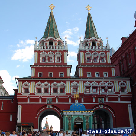 Durch das Auferstehungstor kann man die Basilius Kathedrale sehen, das Tor ist einer der Eingänge zum Roten Platz, Rekonstruktion