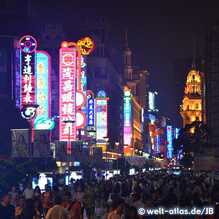 Leuchtreklame, nachts an der Nanjing Road, eine der größten Einkaufsstraßen der Welt