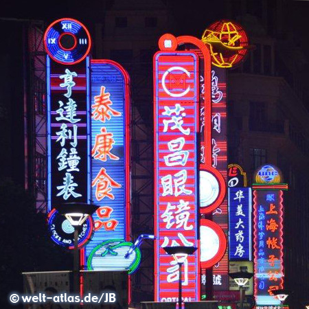 Leuchtreklame, nachts an der Nanjing Road, eine der größten Einkaufsstraßen der Welt