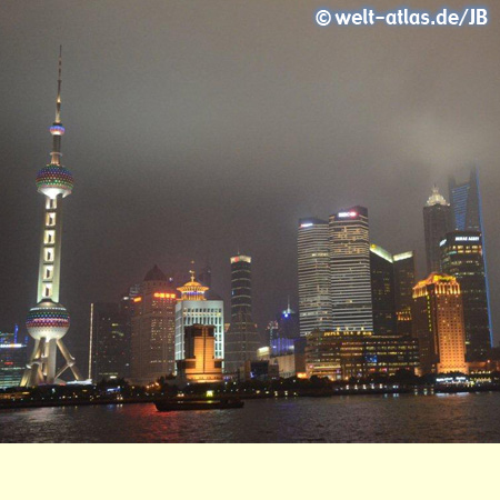 Pudong bei Nacht, Skyline mit Oriental Pearl Tower – Städtepartnerschaft mit Hamburg seit 1986