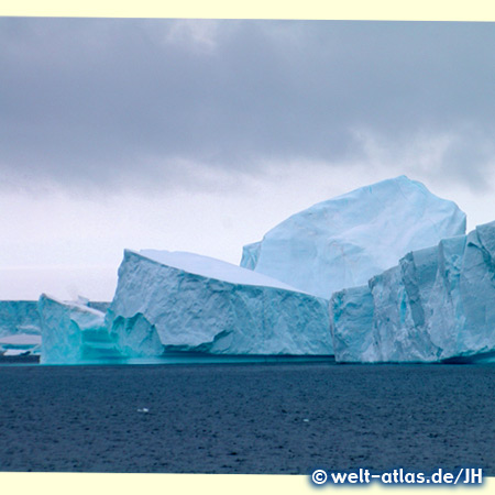 Riesige Eisschollen treiben im Südpolarmeer