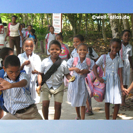 Schulschluss auf Mahé