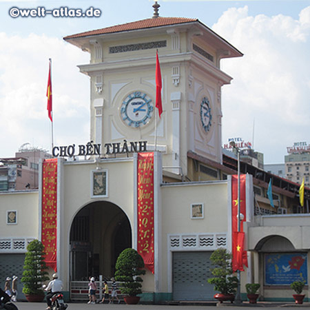 Der Uhrenturm der riesigen Cho Ben Thanh Markthalle ist eines der Wahrzeichen Saigons