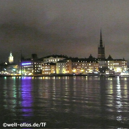 Riddarholmen bei Nacht, Riddarholmskyrkan mit Altstadt, Stockholm, Schweden