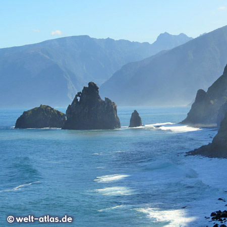 Wilde Felsformationen an der Küste bei Porto Moniz, Madeira