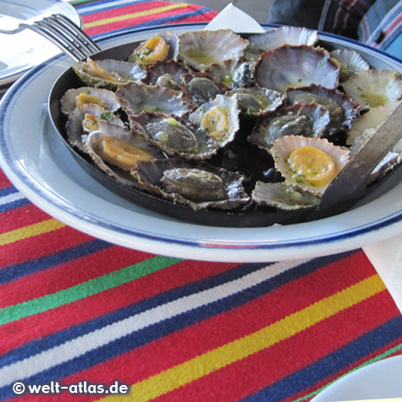 Die Lapas oder Napfschnecken mit Butter und Knoblauch schmecken richtig gut