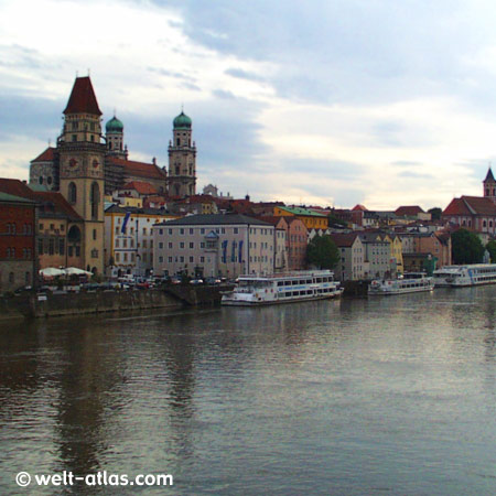 Altstadt von Passau. Donauufer, im Vordergrund das Rathaus, dahinter der Dom St. Stephan und die Votivkirche 