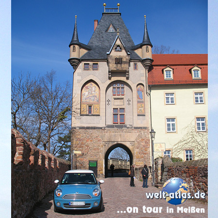 welt-atlas on tour in Meißen, vor dem Burgtor der Albrechtsburg