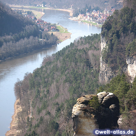 Basteiblick im Elbsandsteingebirge flussabwärts auf die Elbe und die Stadt Wehlen