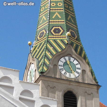 Uhr an einem der schönen Türme der Stadtpfarrkirche St. Walburga in Beilngries