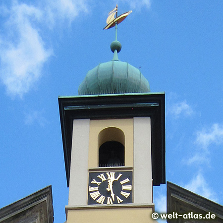 Barockfassade Altes Kaufhaus, Detail, mit Turmuhr und Ilmenauewer auf der Turmspitze, Lüneburg