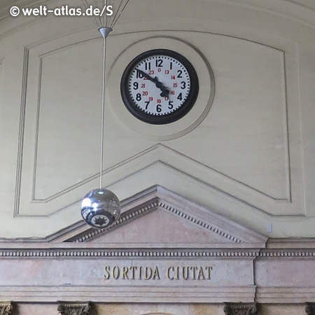 Uhr in der Halle des Bahnhofes Barcelona-Estació França, gilt als Barcelonas schönster Bahnhof mit kostbarer Ausstattung und Dekoration