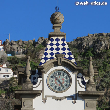 Turmuhr der Kirche Igreja de São Bento in Ribeira Brava