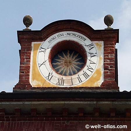 sundial Sonnenuhr, Künstlerdorf, Italy